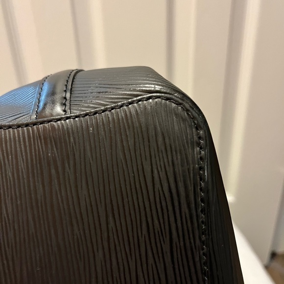 LOUIS VUITTON
Epi Mandara MM Black - Picture 4 of 9